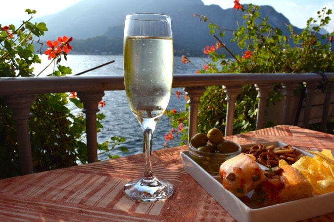 Drinks and (free) snacks with a view in Bellagio