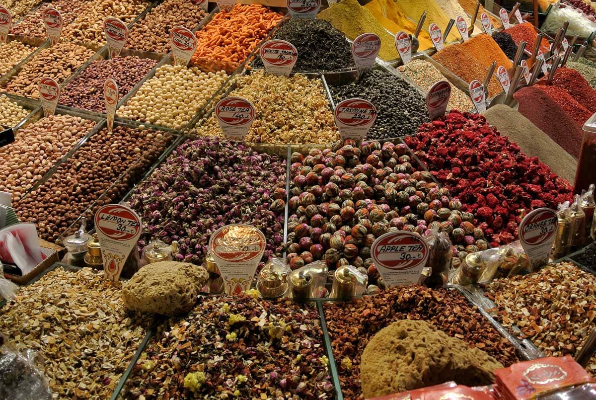 Types of tea in the market in Istanbul, Turkey