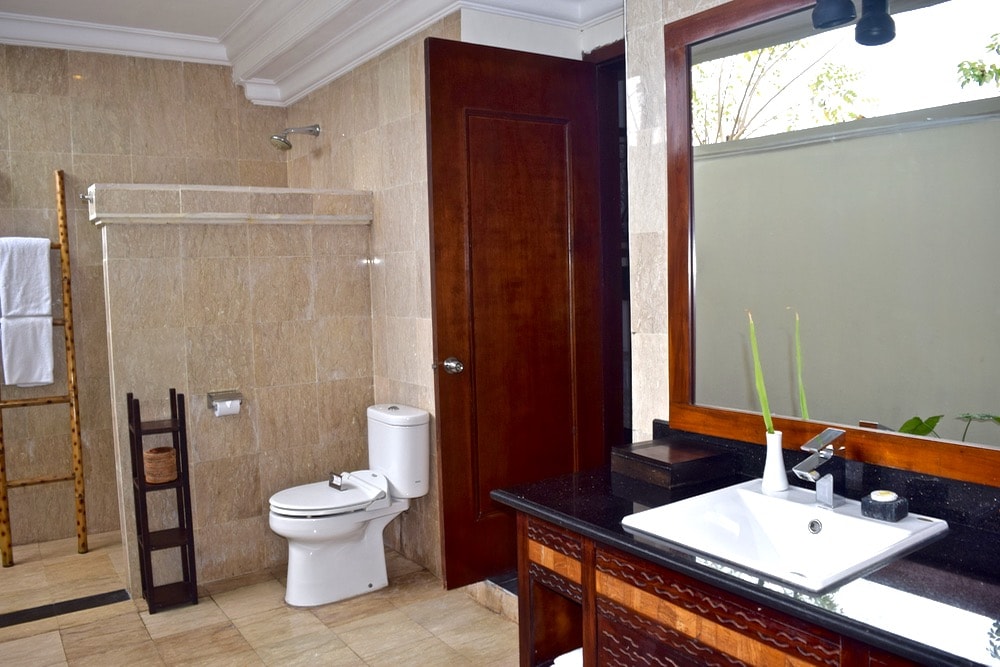 Bathroom at Hotel Ombak Sunset, Gili T