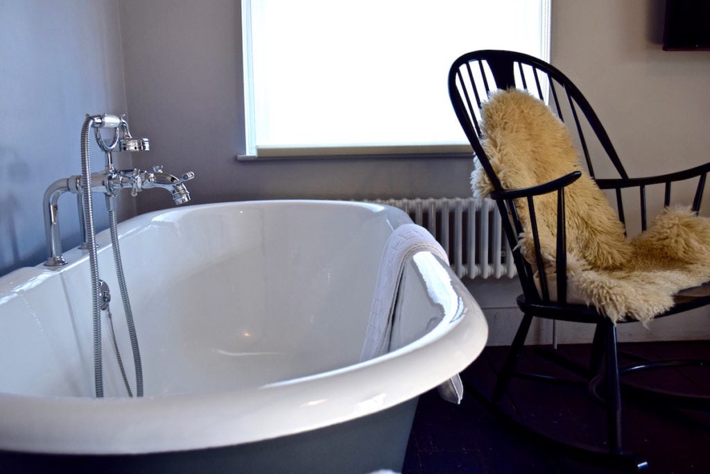 Bathtubs in the bedrooms at The Crown Inn, Amersham