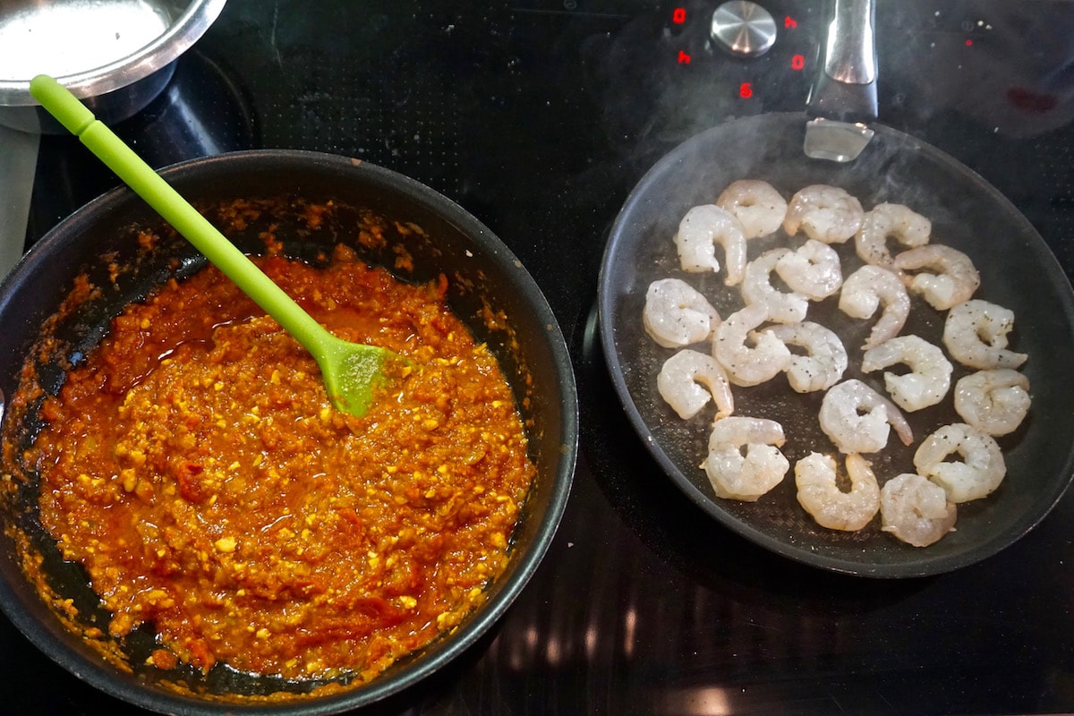 Making the prawn curry at L'atelier Des Chefs, St Paul's, London