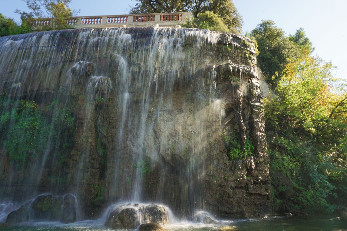 The waterfall in Parc De La Colline Du Chateau