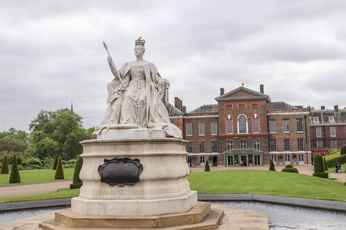 Queen Victoria statue in front of Kensington Palace, London