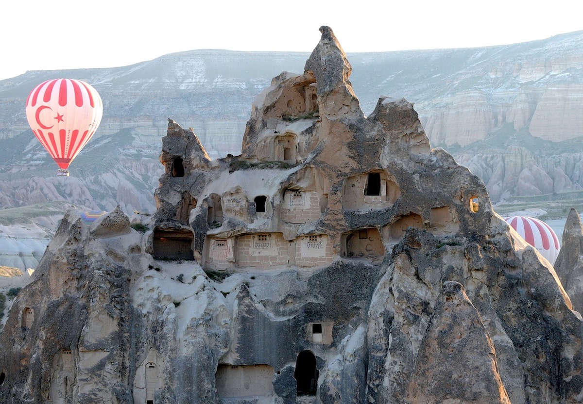 Montgolfières par le château d'Uchisar, Cappadoce, Turquie