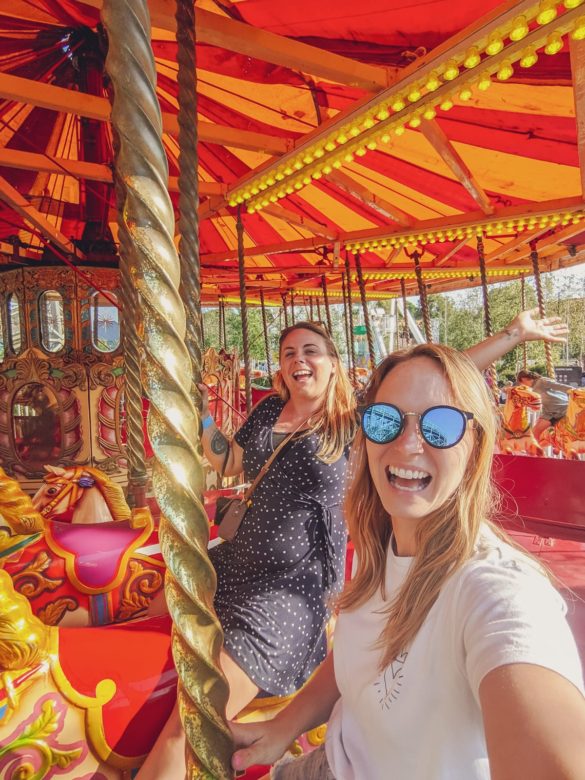 Carrousel chevauchant les galopeurs au Dreamland Margate Carrousel chevauchant les galopeurs au Dreamland Margate