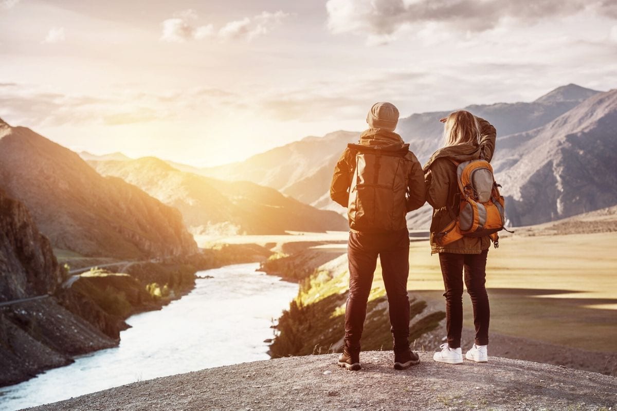 couple travelling the world