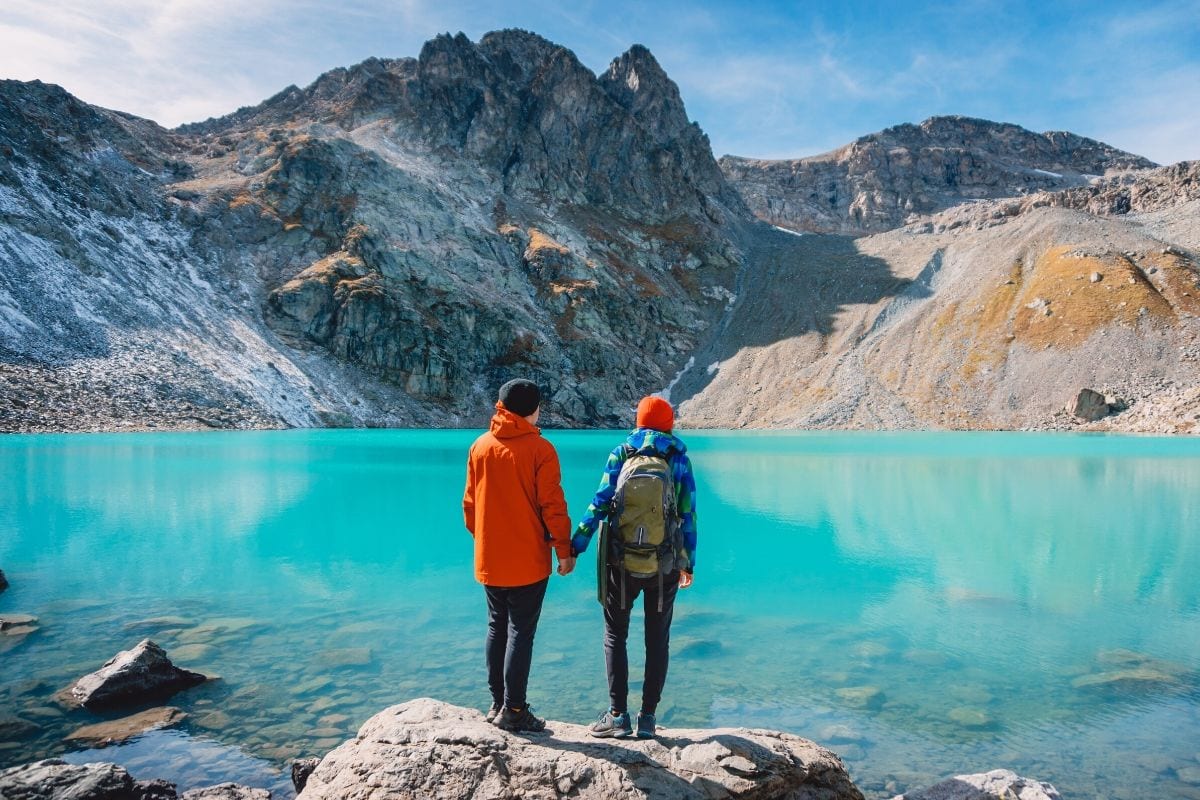 couple travelling the world