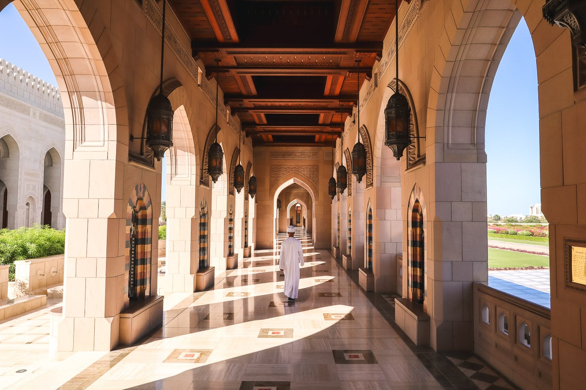 Omani em um dishdasha ao Sultão Qaboos Grande Mesquita, Muscat