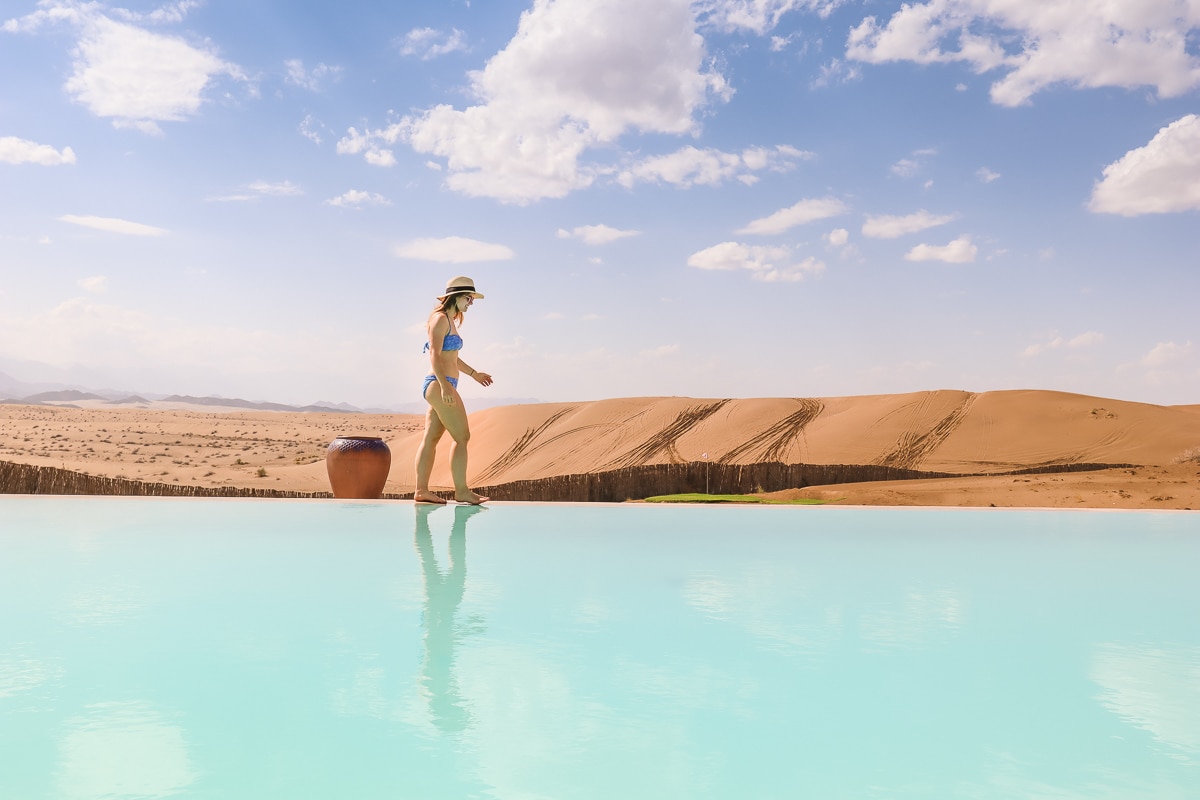 het zwembad bij de duinen van Al Nadha in Oman