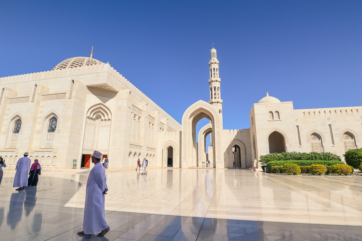  Tenue traditionnelle omanaise à la mosquée de Mascate 