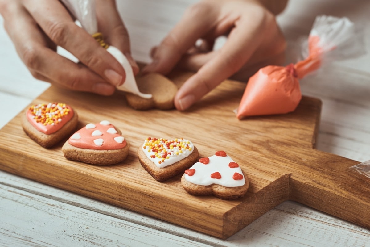 Icing biscuits at home