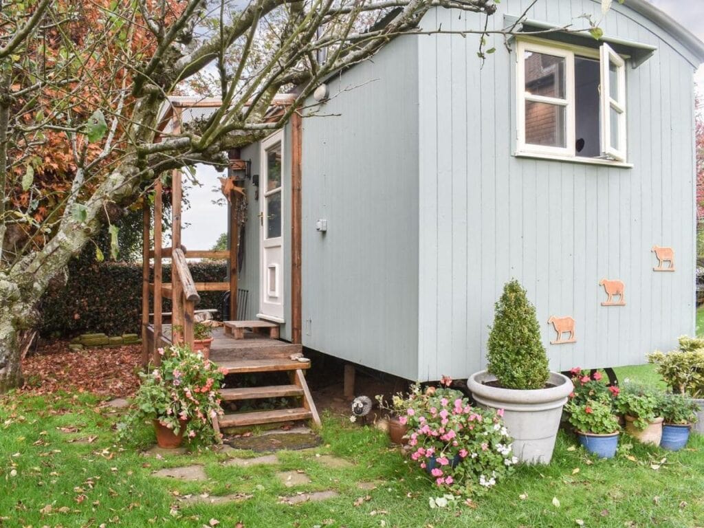 farmhouse garden shepherds hut