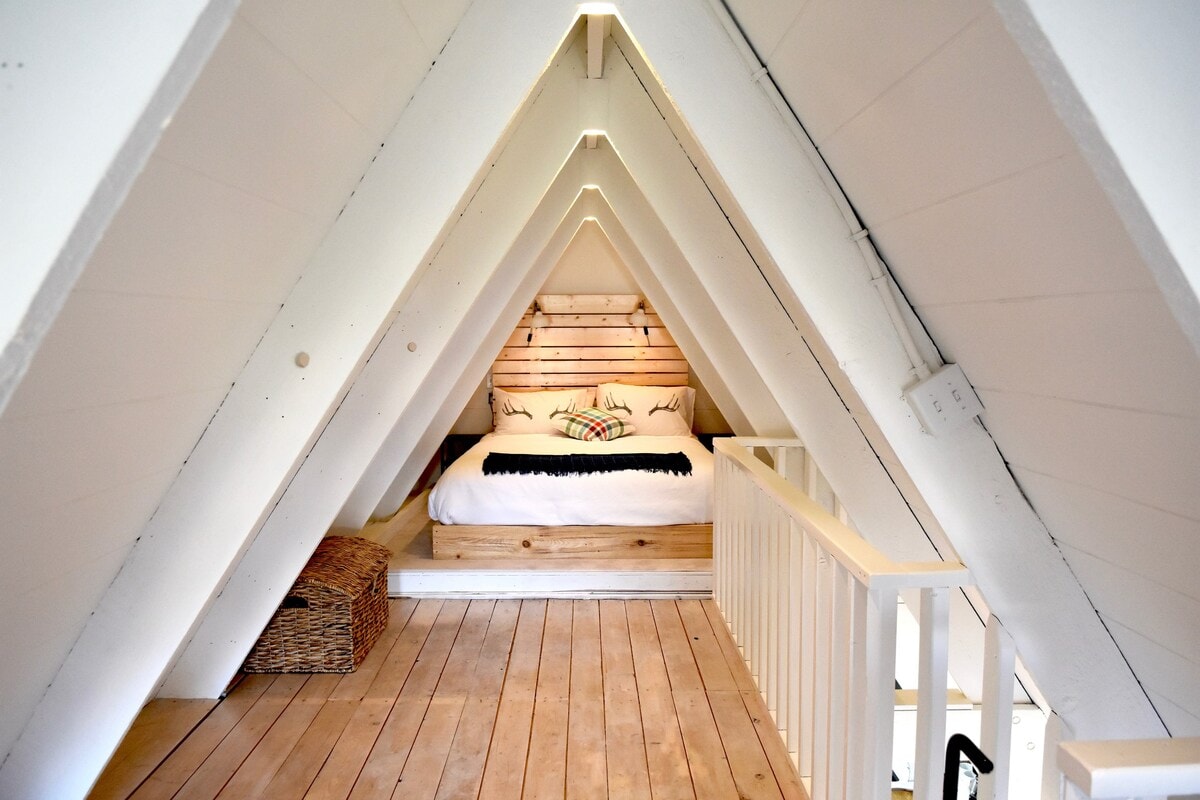 Cozy A-Frame Cabin, Sylvan Lake