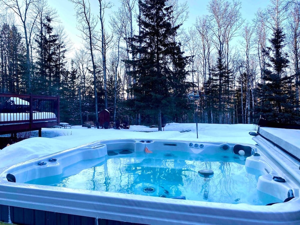 Hot tub at Woodsy Cabin, Alberta