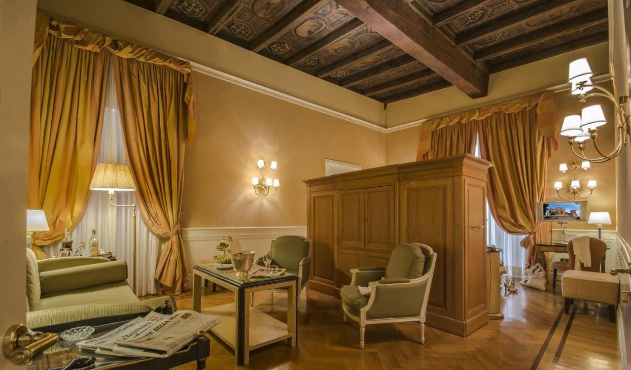 Bedroom at Hotel Corona d'Oro, Bologna