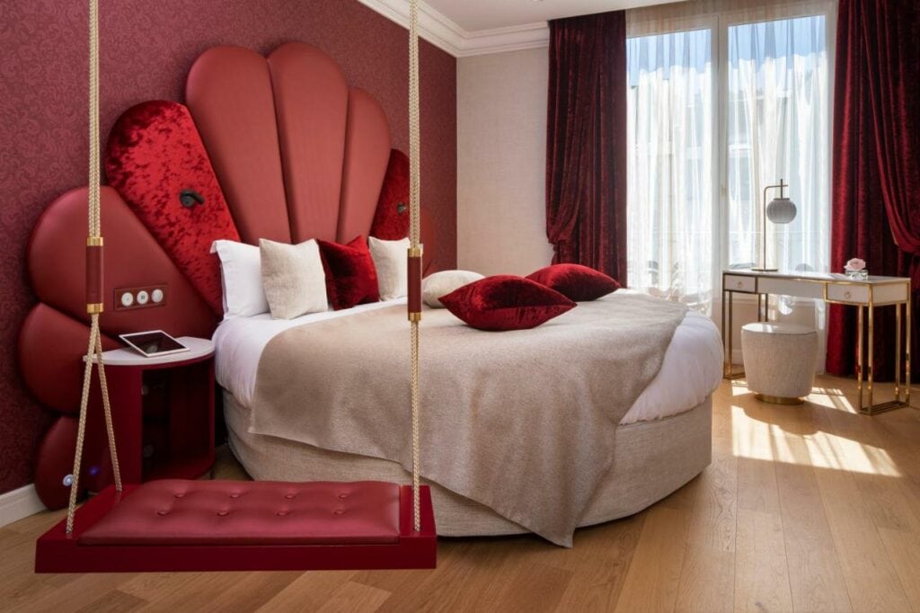 Red room at Paris j'Adore Hotel & Spa