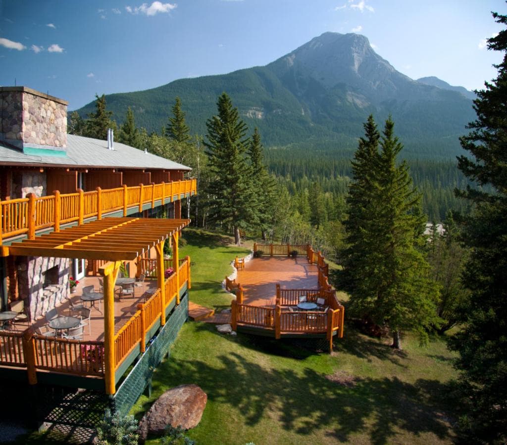 Overlander Mountain Lodge