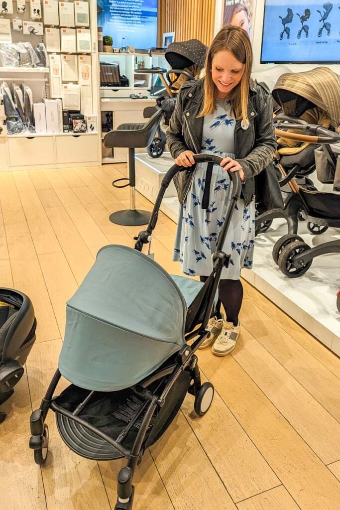 Trying the Babyzen Yoyo2 stroller in the store