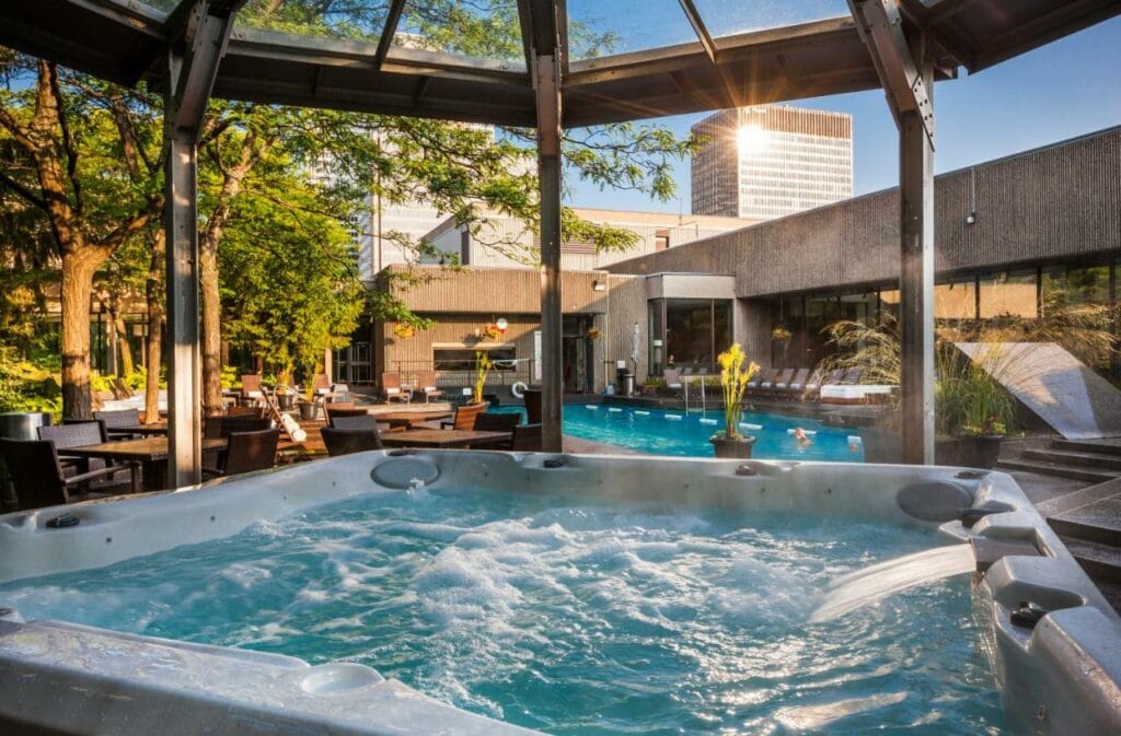 Hotel Bonaventure Montreal pool
