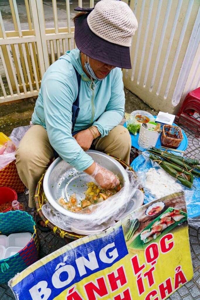 hoi an street food vendor