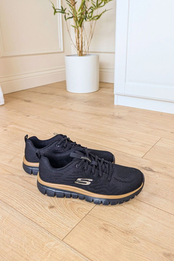 juodi skechers treniruokliai