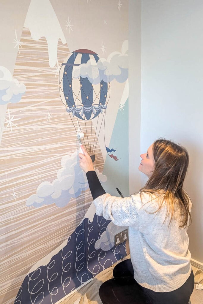 seam rollering the wallpaper