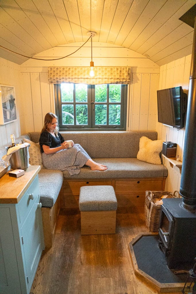 „Hideaway Hut Lounge“